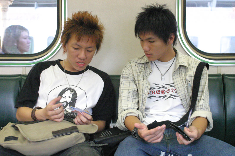 台灣鐵路旅遊攝影電車-區間車交談的旅客2005攝影照片17